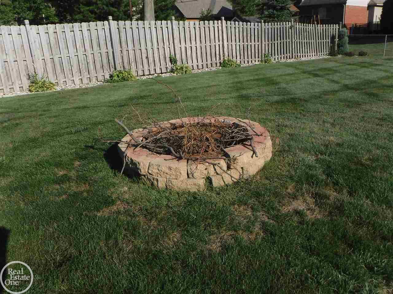 23314 Rochelle Street Macomb, MI 48042 - Photo 23 of 29 Entertaining