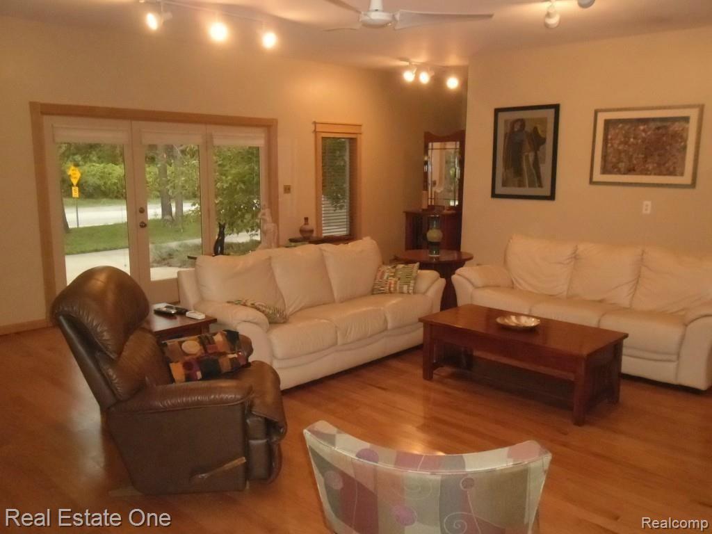 60065 Mt Vernon Road Rochester, MI 48306 - Photo 21 of 39 SAM_1008.jpg