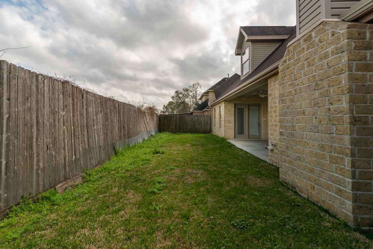 7 Stonebrook Court Beaumont, TX 77706 - Photo 34 of 35 a backyard of a house with lots of green space