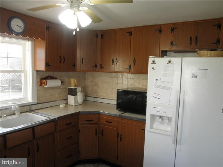 52 Dutton Mill Road Aston, PA 19014 - Photo 7 of 23 Kitchen