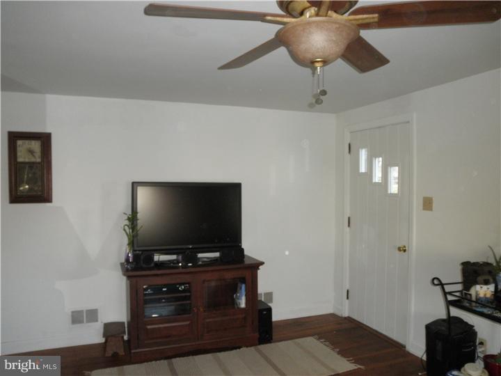 52 Dutton Mill Road Aston, PA 19014 - Photo 8 of 23 Living Room
