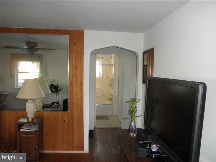 52 Dutton Mill Road Aston, PA 19014 - Photo 9 of 23 Living Room