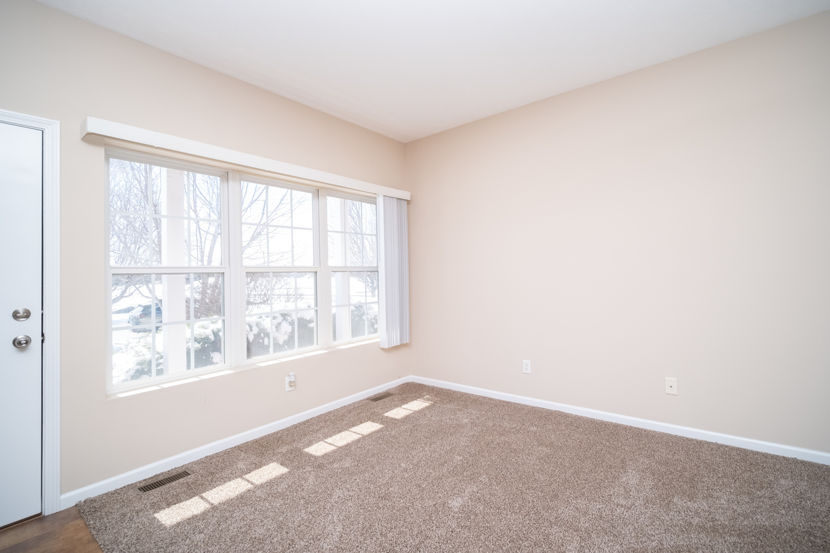 635 Stonegate Drive Sycamore, IL 60178 - Photo 12 of 19 an empty room with a window