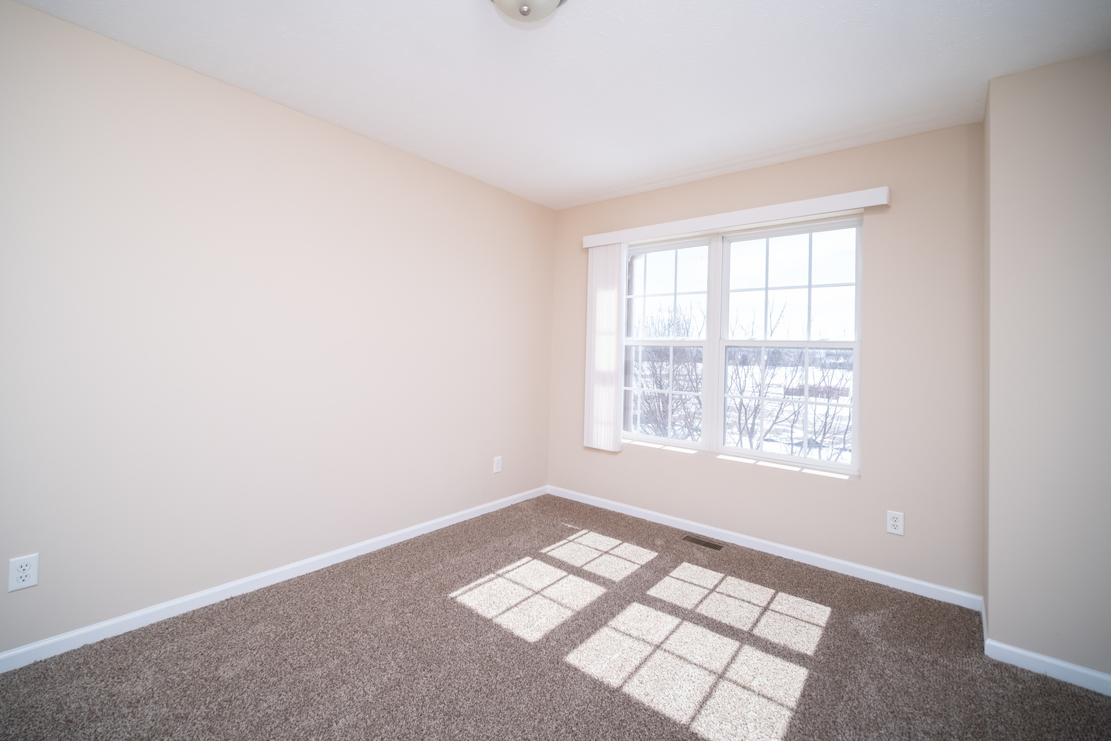 635 Stonegate Drive Sycamore, IL 60178 - Photo 15 of 19 an empty room with windows