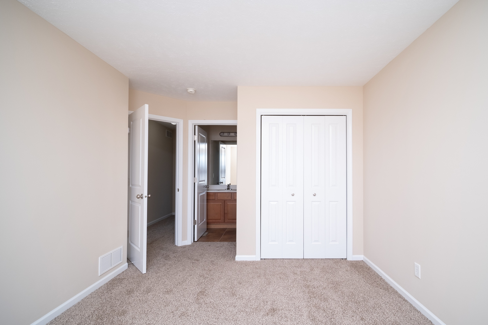 635 Stonegate Drive Sycamore, IL 60178 - Photo 16 of 19 an empty room with closet