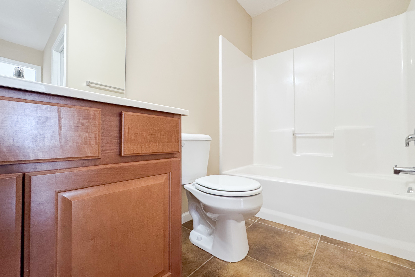 635 Stonegate Drive Sycamore, IL 60178 - Photo 5 of 19 a bathroom with a toilet and a bathtub