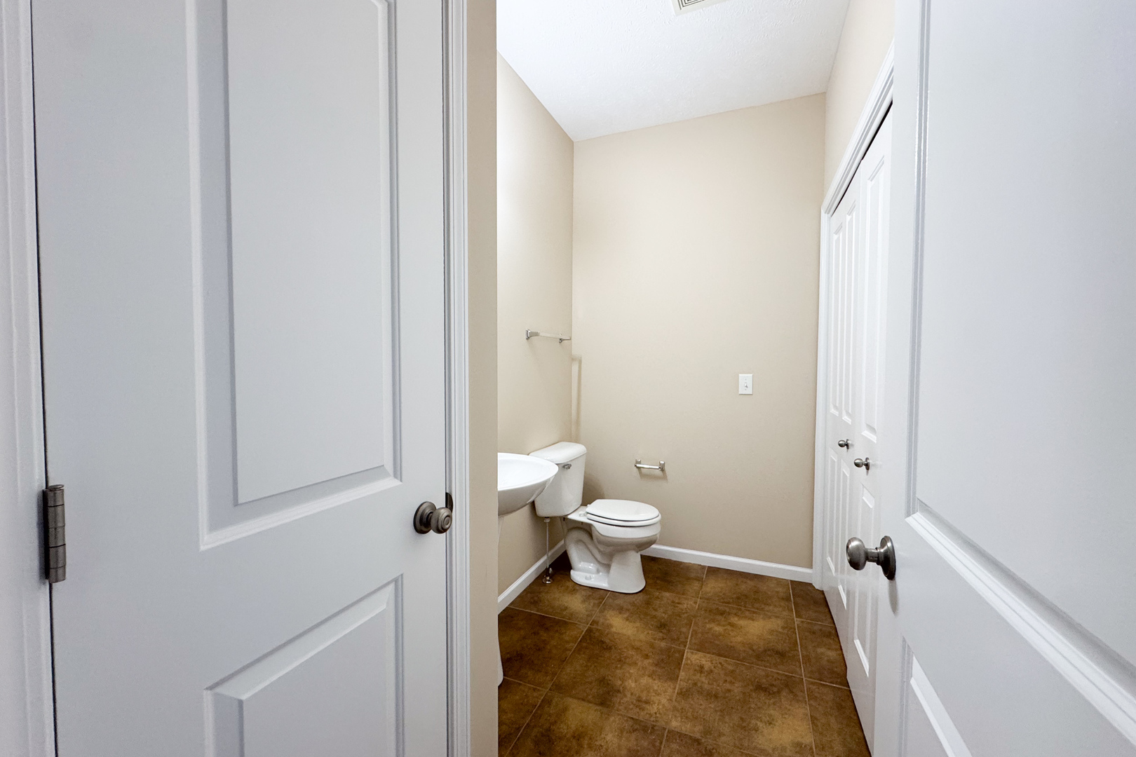 635 Stonegate Drive Sycamore, IL 60178 - Photo 7 of 19 a bathroom with a toilet and a shower