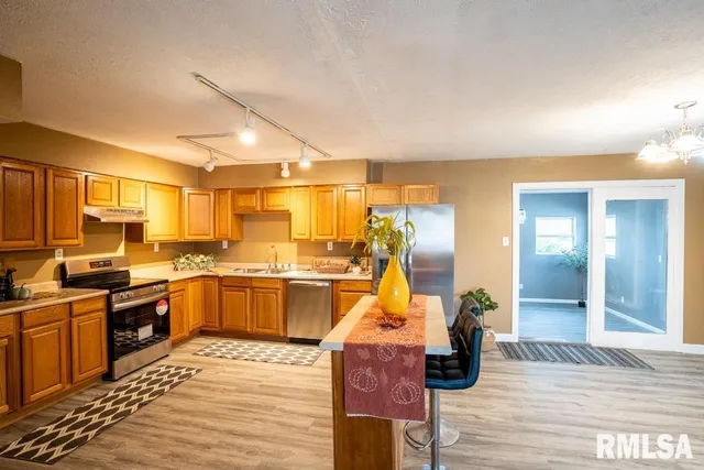 $230,000 | 1401 South Thomas Street, Carterville, IL 62918