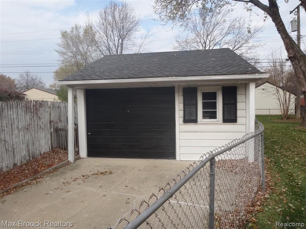 202 Normandy Road Royal Oak, MI 48073 - Photo 3 of 11 1cargarage.JPG