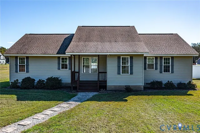 a view of a house with backyard and garden