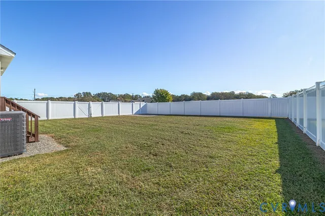 a view of an house with backyard and garden