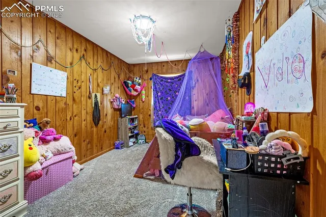 a view of entryway with a flower pot