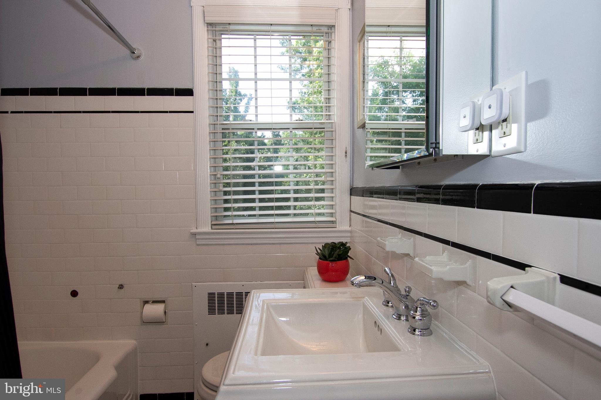 90 Dunkirk Road Baltimore, MD 21212 - Photo 26 of 41 second level classic Rodgers Forge bathroom