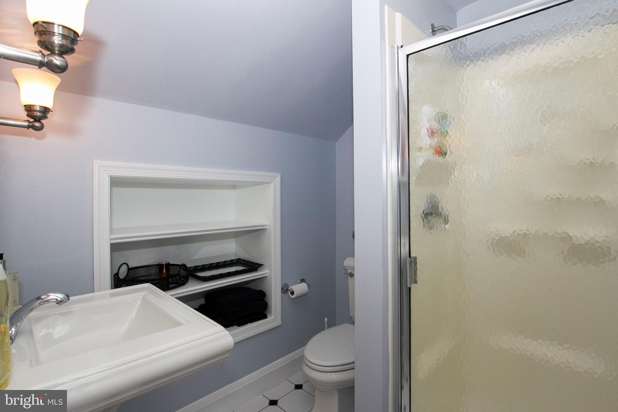 90 Dunkirk Road Baltimore, MD 21212 - Photo 33 of 41 The Royal bath and commode, level 3