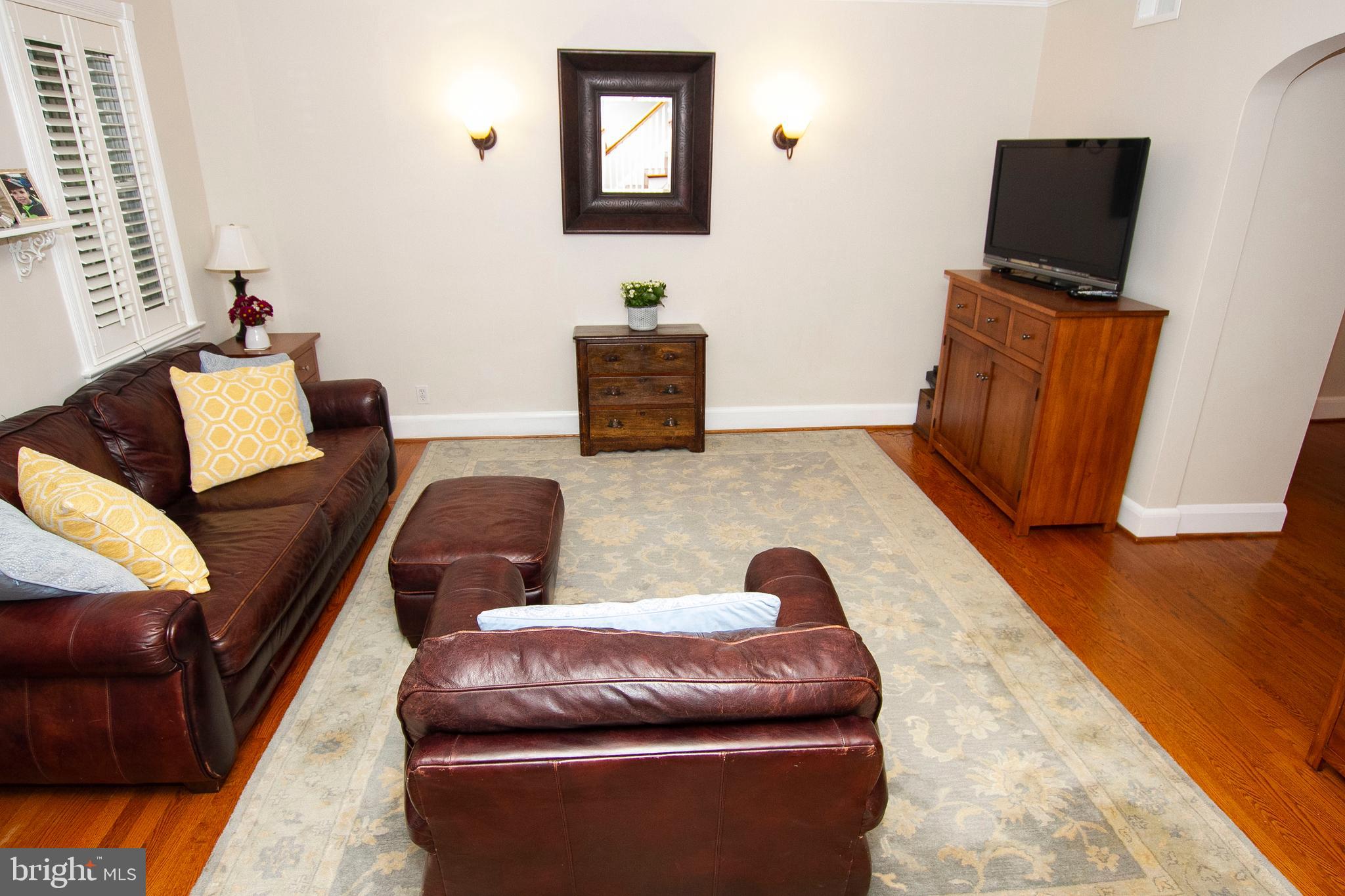 90 Dunkirk Road Baltimore, MD 21212 - Photo 8 of 41 living room