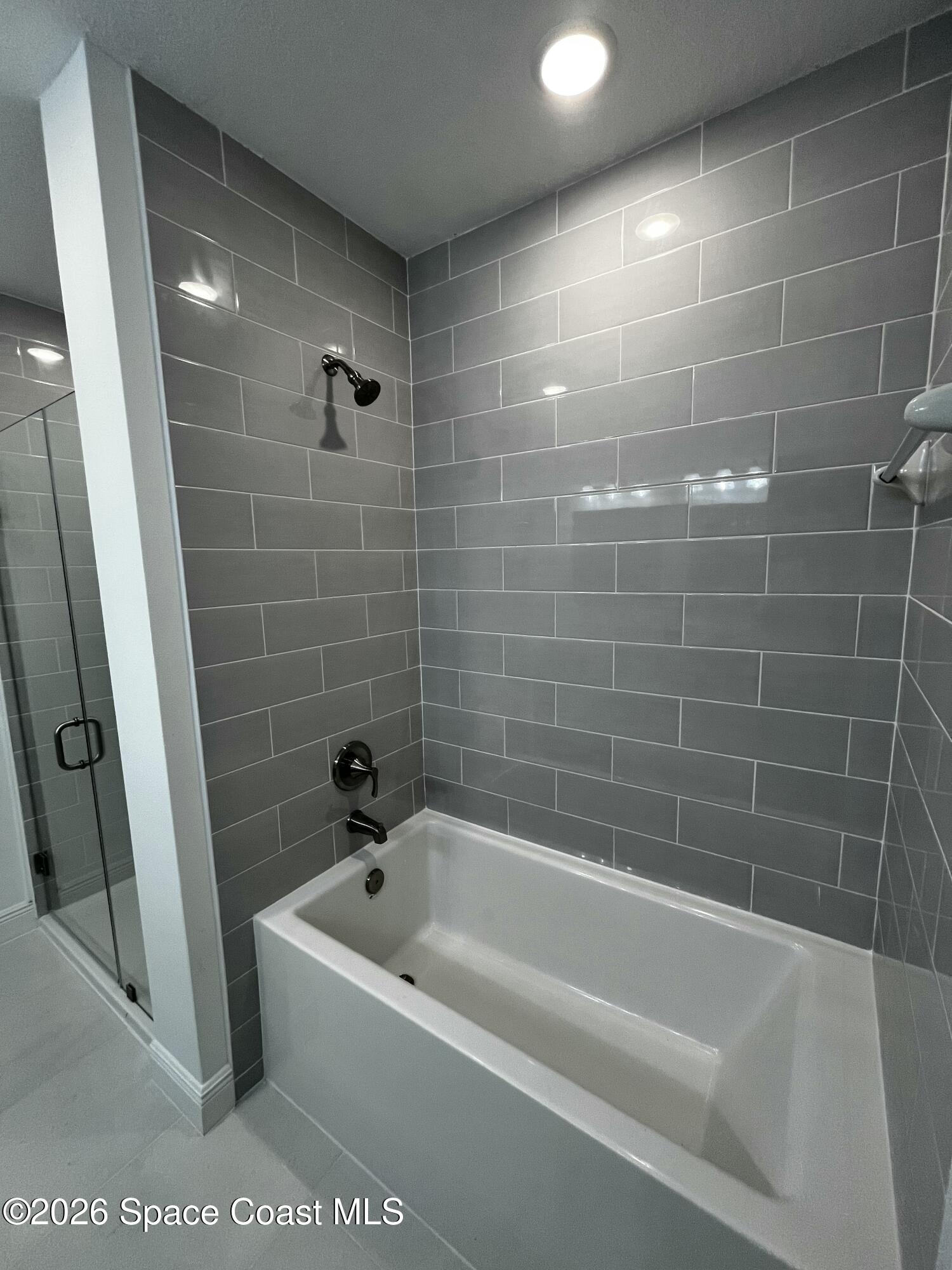 735 Pilot Lane, Unit 503 Merritt Island, FL 32952 - Photo 5 of 26 a bathroom with a bathtub