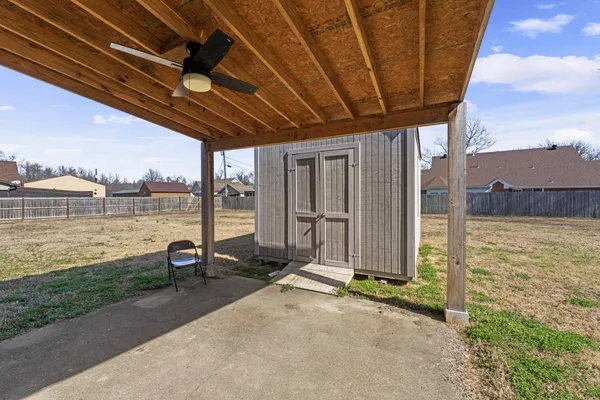a view of front of a house with a yard