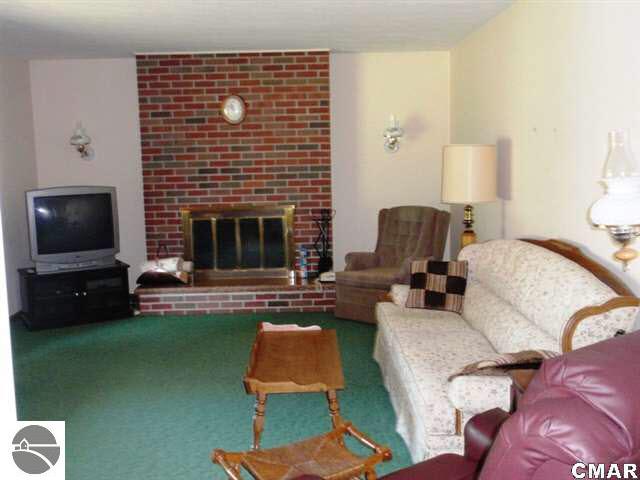 1008 Cheesman Road St. Louis, MI 48880 - Photo 4 of 21 1770108-3.JPG