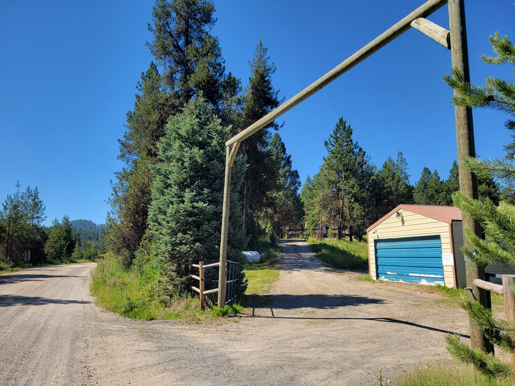 10525 Skunk Creek Road Cascade, ID 83611 - Photo 5 of 41 Entrance