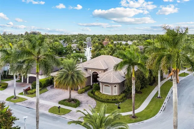 a view of a yard in front of the house