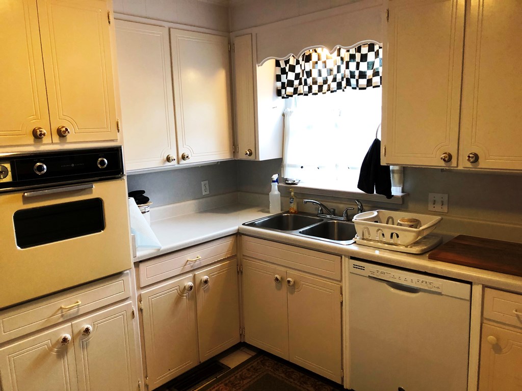 2401 Stonebridge Road Dothan, AL 36301 - Photo 7 of 38 Kitchen