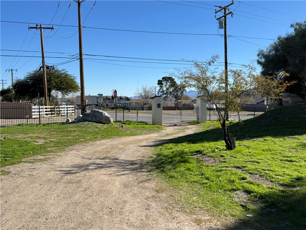 36708 Irwin Road Barstow, CA 92311 - Photo 7 of 16 North Driveway Entry