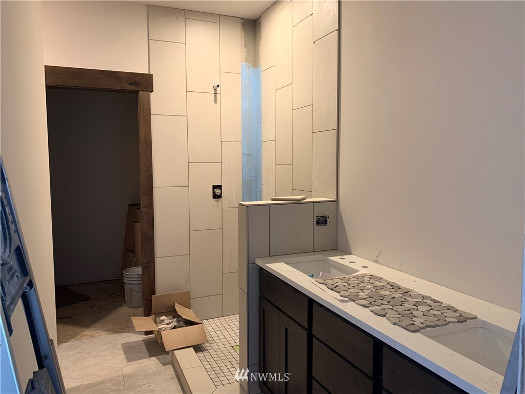 145 Maple Leaf Loop Cle Elum, WA 98922 - Photo 9 of 11 a bathroom with a granite countertop sink and a mirror