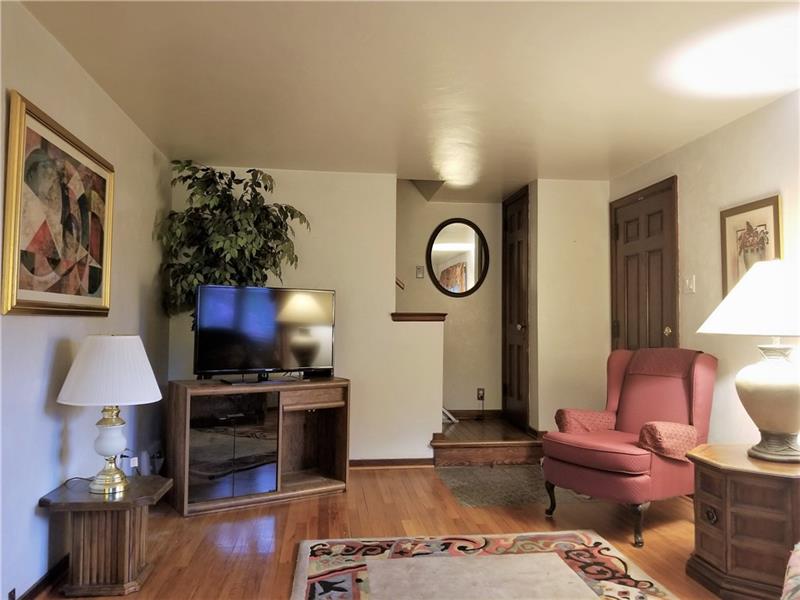 652 Highview Road Pittsburgh, PA 15234 - Photo 4 of 25