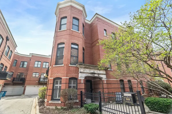 $899,000 | 909 West Village Court, Chicago, IL 60608