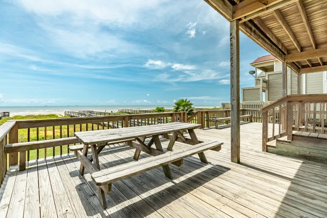 $995,000 | 2402 Bluewater Highway, Surfside Beach, TX 77541