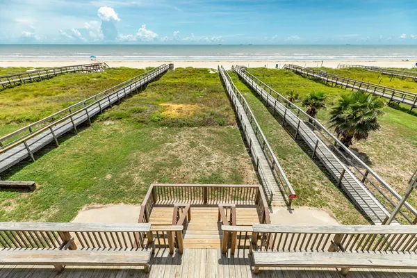 $995,000 | 2402 Bluewater Highway, Surfside Beach, TX 77541