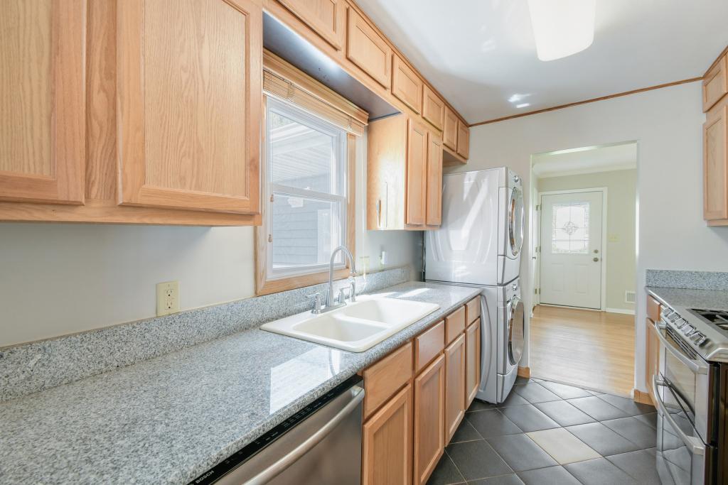2904 Sheldon Street Roseville, MN 55113 - Photo 4 of 31