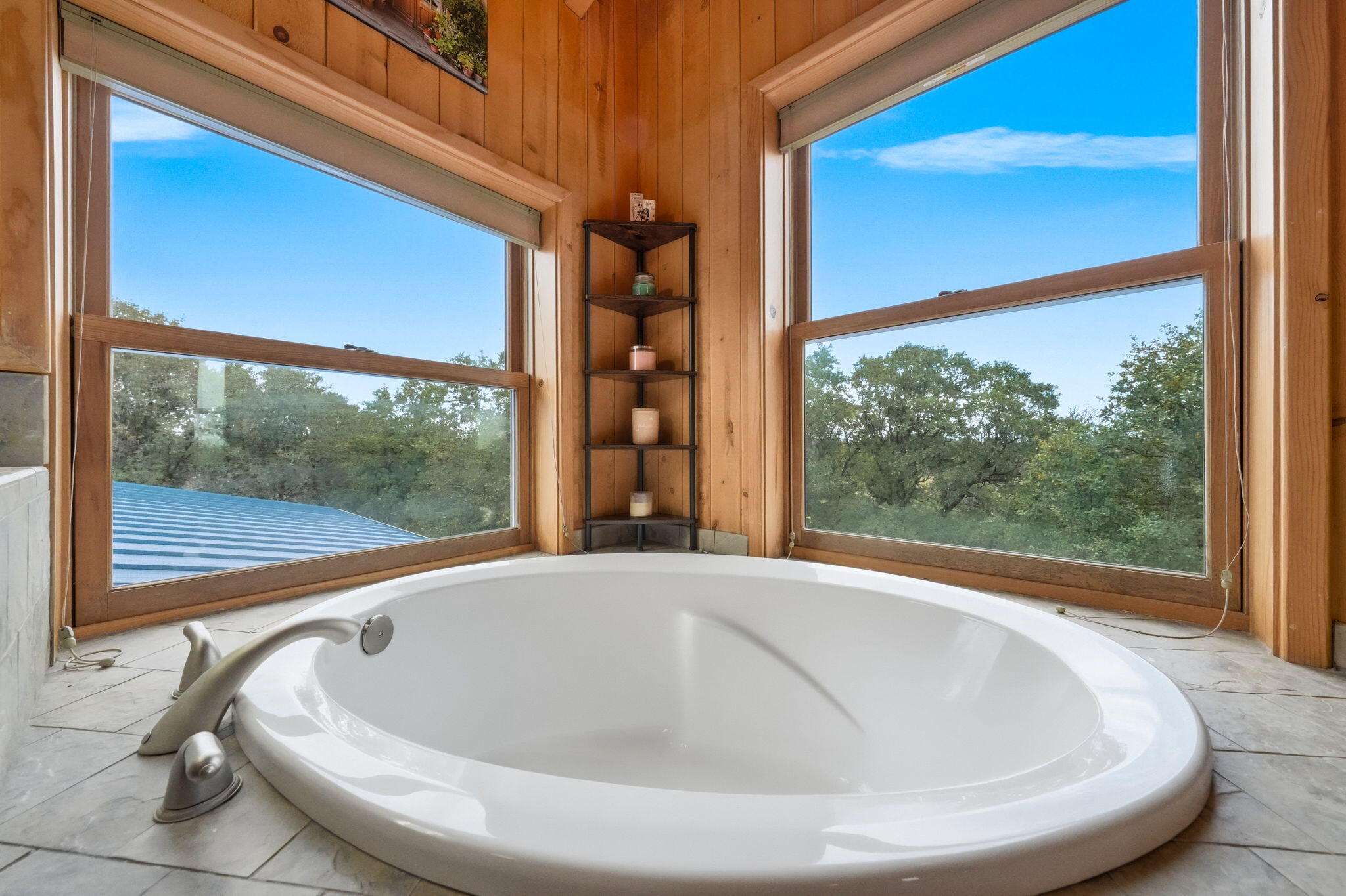 18221 Quail Ridge Road Cottonwood, CA 96022 - Photo 16 of 48 Soaking tub