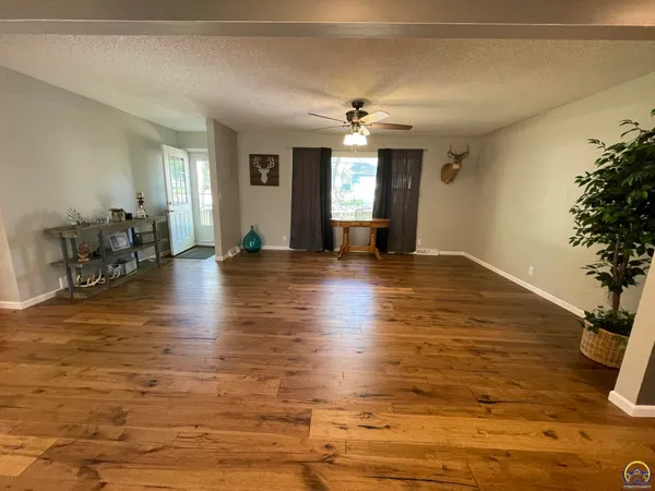 $199,999 | 824 Waverly Way, Emporia, KS 66801