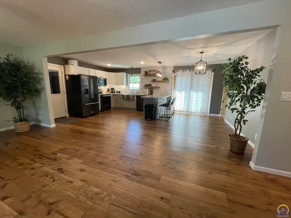 $199,999 | 824 Waverly Way, Emporia, KS 66801