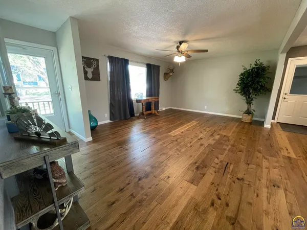 $199,999 | 824 Waverly Way, Emporia, KS 66801