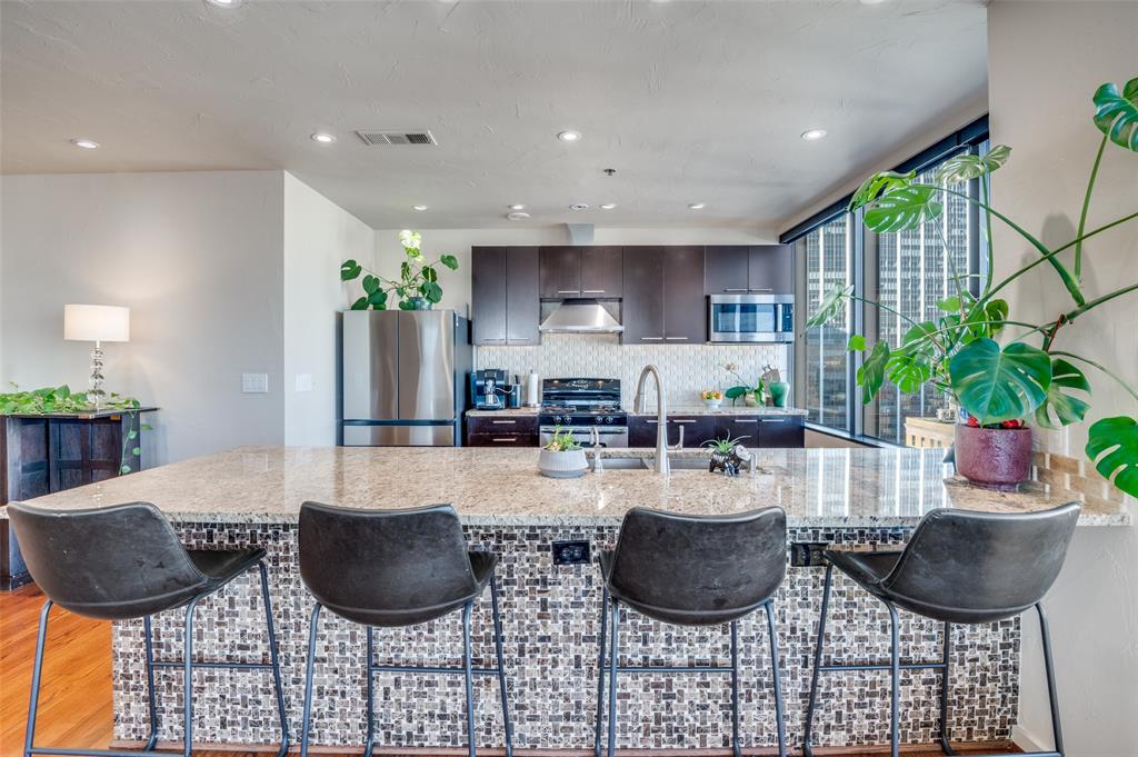 1200 Main Street, Unit 2412 Dallas, TX 75202 - Photo 14 of 36 a dining room with furniture and a potted plant