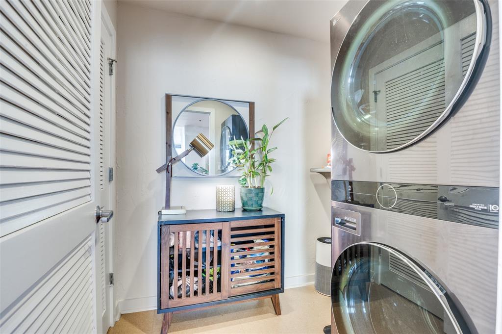 1200 Main Street, Unit 2412 Dallas, TX 75202 - Photo 24 of 36 a view of a livingroom with furniture and mirror