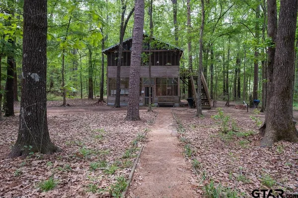 a view of a house with a backyard