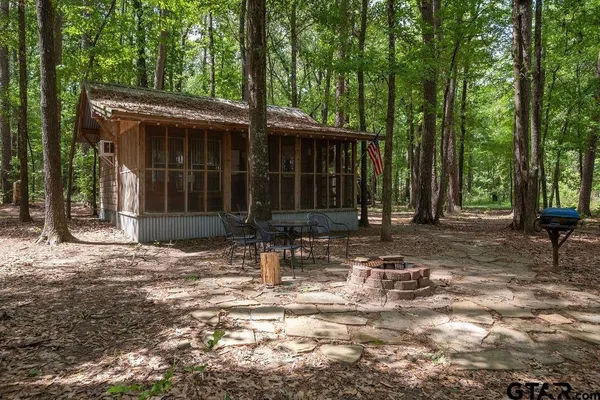 a view of a house with backyard