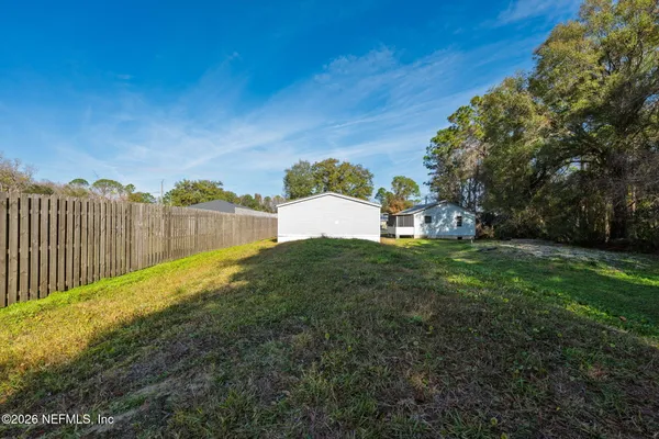 a view of a backyard