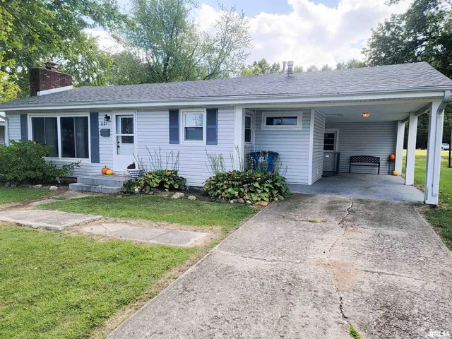 $124,900 | 221 Hickory Street, Flora, IL 62839