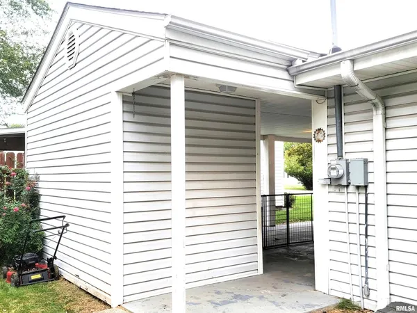 $124,900 | 221 Hickory Street, Flora, IL 62839