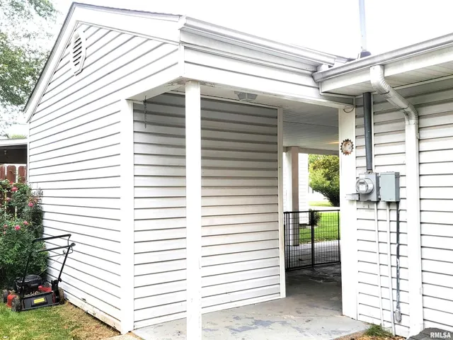 $124,900 | 221 Hickory Street, Flora, IL 62839