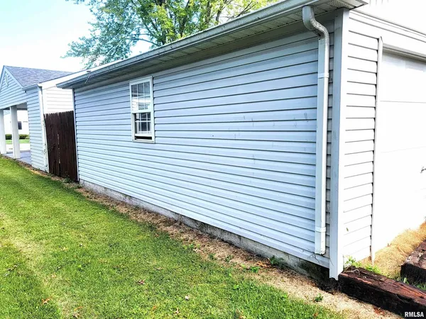 $124,900 | 221 Hickory Street, Flora, IL 62839