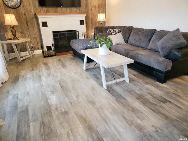 $124,900 | 221 Hickory Street, Flora, IL 62839