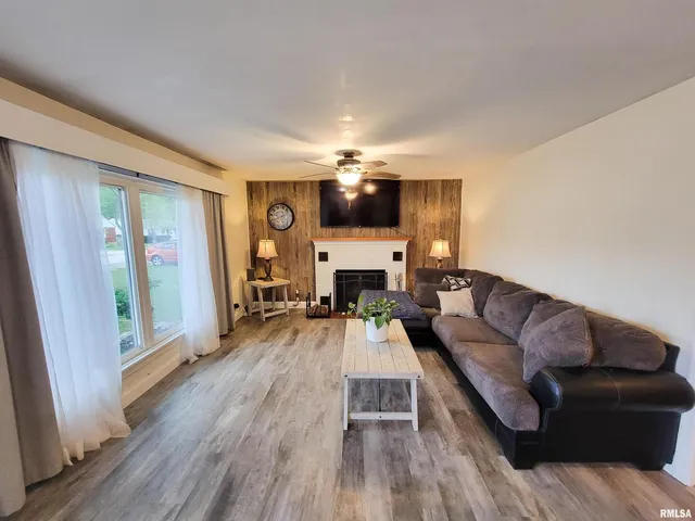 $124,900 | 221 Hickory Street, Flora, IL 62839