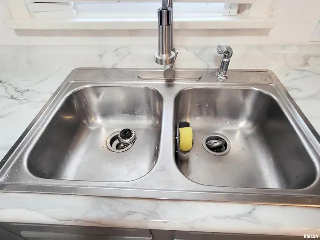 $124,900 | 221 Hickory Street, Flora, IL 62839