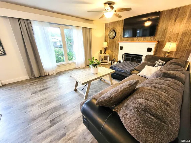 $124,900 | 221 Hickory Street, Flora, IL 62839