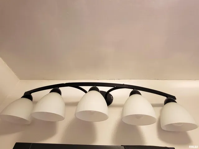 $124,900 | 221 Hickory Street, Flora, IL 62839